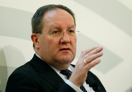 　１０月２４日、独連邦金融サービス監督庁（ＢａＦｉｎ）は、欧州連合当局は英国が諸条件の合意なしに離脱し、同国に拠点を置く銀行が「断崖絶壁（クリフエッジ）」から転落するような状況に直面した場合、市場の混乱を防ぐために規制を一時的に修正する必要があるとの見解を明らかにした。写真はフーフェルト長官、ヴィースバーデンで１月撮影（２０１７年　ロイター/Ralph Orlowski）