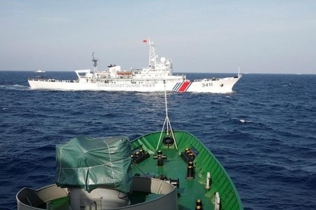 　７月１３日、南シナ海における中国の領有権を否定した仲裁裁判所の判断に乗じて、フィリピンやインドネシア、ベトナムなどのアジア諸国が攻撃的な行動に出ないよう、米国が静かな外交政策を展開している。写真はベトナム沿岸警備隊船艇の前を横切る中国の沿岸警備隊。南シナ海で２０１４年５月撮影（２０１６年　ロイター/Nguyen Minh）