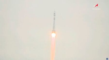 　ロシアは１１日未明、約半世紀ぶりに無人の月面探査機を打ち上げた。世界で初めてとなる月の南極付近への着陸を目指す。写真はボストーチヌイ宇宙基地で撮影された打ち上げの様子。ロスコスモス提供（２０２３年　ロイター）