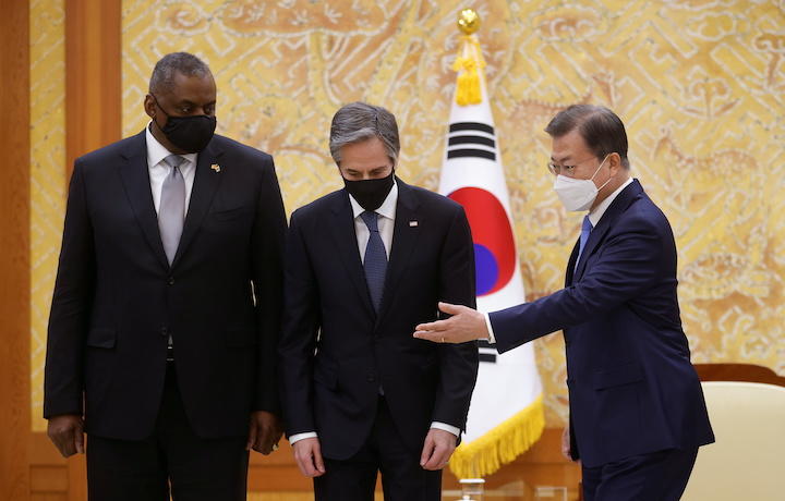 米韓2プラス2の共同声明は中国批判をしなかった（写真は3月18日、韓国大統領府に米国務・国防両長官を迎えた文在寅大統領）　Kim Hong-Ji-REUTERS