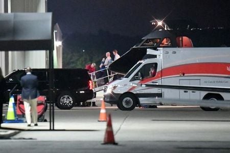 　６月１５日、北朝鮮は、１年５カ月にわたって身柄を拘束していた米国人大学生オットー・ワームビア氏（２２）を「人道的見地から」釈放したと発表した。写真はワームビア氏と思われる人物が医療用輸送機から運び出される様子。オハイオ州シンシナティで１３日撮影（２０１７年　ロイター／Bryan Woolston）