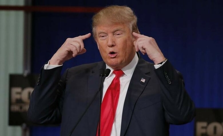 １月１４日、２０１６年米大統領選で共和党候補指名を争う著名実業家のドナルド・トランプ氏は１４日、中国が人民元の押し下げ行為を止めなければ、中国製品への関税を引き上げるべきとの考えを示した。ノースチャールストンで撮影（２０１６年　ロイター/Chris Keane）