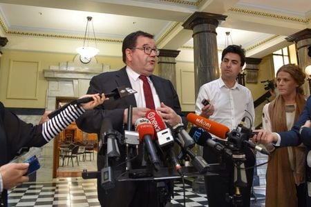 ニュージーランド（ＮＺ）のロバートソン財務相は２４日、住宅市場に関する政策の見直しを行っており、住宅価格の安定化に資する手段について中央銀行に助言を求めたことを明らかにした。写真は今年１１月２日、ウエリントンで記者会見する同財務相。（２０２０年　ロイター／提供写真）