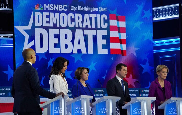 予備選と弾劾が同時進行する前代未聞の事態に　Brendan Mcdermid-REUTERS