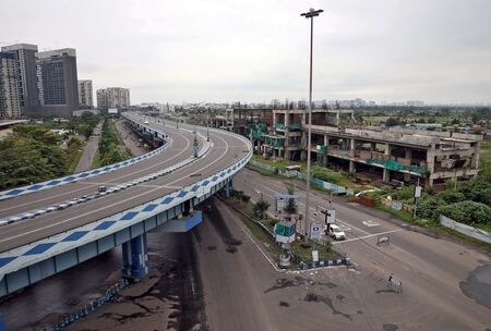 ３月２５日、インド準備銀行（中央銀行）のダス総裁は、多くの地域で新型コロナウイルスの感染が急増しているが、国内経済活動の回復は今後も「衰えない」だろうとの見方を示した。コルカタで２０２０年７月撮影（２０２１年　ロイター/Rupak De Chowdhuri）