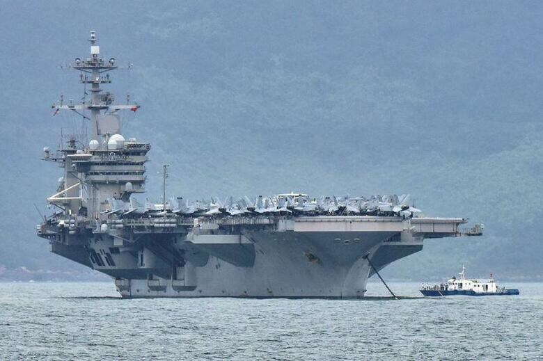 米海軍は、新型コロナウイルスの感染が艦内で拡大した原子力空母「セオドア・ルーズベルト」の乗組員を対象に、新型コロナに感染したことがあるかどうか調べる抗体検査を実施すると発表した。写真はセオドア・ルーズベルト。3月5日撮影（2020年　ロイター/Kham）