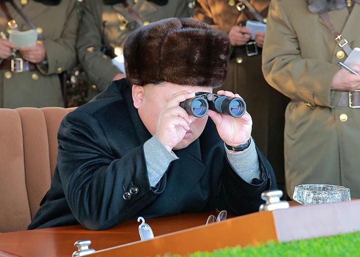 16年12月に北朝鮮軍のロケット発射演習を見守る金正恩　KCNA-REUTERS