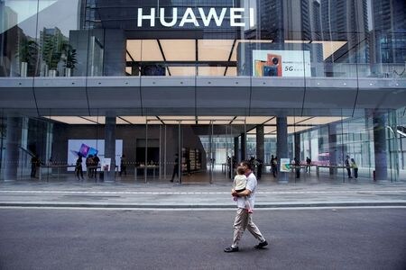 ５月１２日、中国の政府系シンクタンク、中国情報通信研究院が公表したデータによると、国内工場から４月に販売業者に出荷されたスマートフォンは前年同期比で１７％増加した。深センのファーウェイ店舗で２０１９年１０月撮影（２０２０年　ロイター/Aly Song）