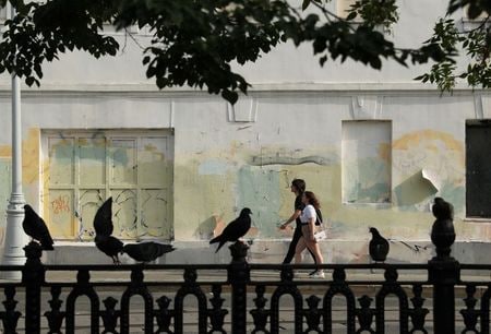 １１月１２日、ロシア連邦統計局の速報値によると、今年第３・四半期の国内総生産（ＧＤＰ）は前年同期比３．６％減となった。モスクワで６月撮影（２０２０年　ロイター/Evgenia Novozhenina）