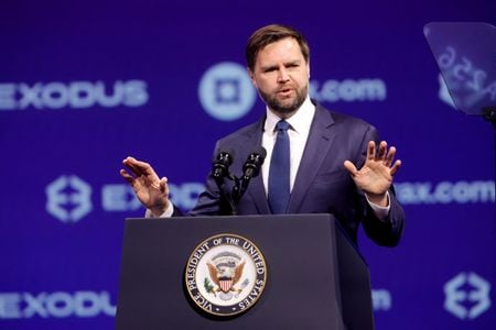 　５月２８日、バンス米副大統領(写真)は、中国が暗号資産（仮想通貨）のビットコインを「嫌っている」と指摘した上で、「もしも共産主義の中国がビットコインから距離を置くのであれば、米国はビットコインに傾倒すべきかもしれない」として米国がビットコインを受け入れれば仮想通貨で戦略的優位性を築けるとの考えを示した。写真は、ビットコイン会議で講演する同副大統領。同日、ラスベガスで撮影 （２０２５年　ロイター/Steve Marcus）