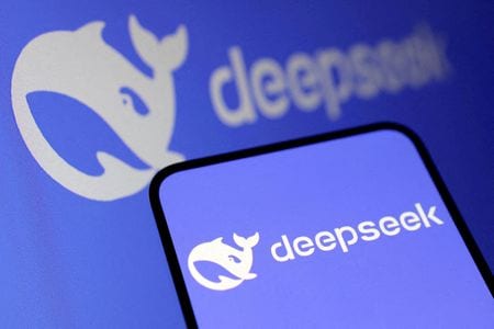 　中国の人工知能（ＡＩ）スタートアップ、零一万物（01.AI）を率いる李開復氏は、ＡＩの開発競争について、中国が一部の分野で米国との差を３カ月に縮めたとの認識を示した。画像はディープシークのロゴ。１月２７日、ボスニア・ヘルツェゴビナのサラエボで撮影（２０２５年　ロイター/Dado Ruvic）