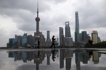 　１月４日、中国は２０１８年の経済成長率目標を「６．５％前後」と、１７年と同水準に設定する見通し。複数の関係筋がロイターに明らかにした。写真は上海で２０１６年３月撮影（２０１８年　ロイター/Aly Song）