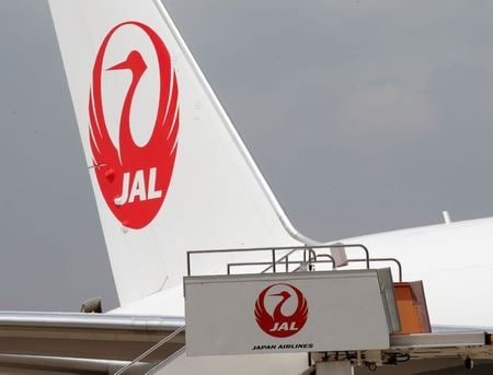 ６月１９日、日本航空（ＪＡＬ）の赤坂祐二社長は株主総会で「現時点で５０００億円の資金調達の確保にめどがついている」と明らかにした。写真はJAL機。羽田空港で２０１６年８月撮影（２０２０年　ロイター/Kim Kyung-Hoon）