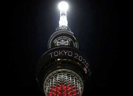 　８月２５日、菅義偉官房長官は、２０２１年に予定されている東京五輪・パラリンピック大会に関して、今秋以降に感染症対策が検討されると述べた。パラリンピック開催まで１年となった２４日、ライトアップされた東京スカイツリー（２０２０年　ロイター／TIssei Kato）
