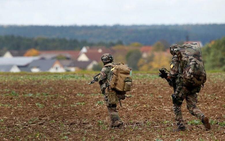 米軍当局者は9日、欧州に駐留するクリストファー・カボリ陸軍司令官が新型コロナウイルスに感染した可能性があると発表した。写真は訓練に参加する米兵。2017年10月、ドイツのホーゼンフェルトで撮影（2020年　ロイター/Michaela Rehle）
