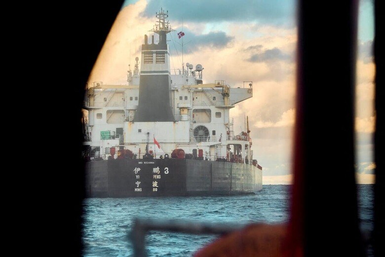 バルト海の海底ケーブルを切断した疑いでデンマーク海軍に監視される中国の貨物船「伊鵬（イ・ペン）3号」（2024年11月20日、カテガット海峡）　Ritzau Scanpix/Mikkel Berg Pedersen via REUTERS