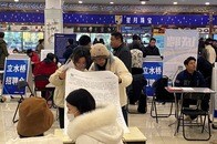 中国雇用「35歳の呪い」、レジ係募集広告が炎上、閲覧数1億4000万件に
