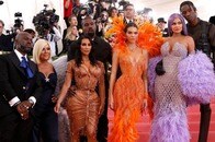 カーダシアンの写真、「どう見ても画像修正」と突っ込まれるも、まさかの本物疑惑