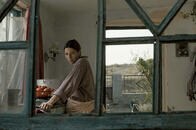 戦争で夫を奪われ瓦礫のなかで出産する女性...現実と不気味に重なる映画への注目