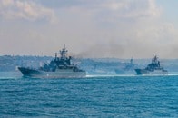 燃え盛るロシアの「黒海艦隊」...ウクライナの攻撃で大爆発「沈みゆく姿」を捉えた映像が話題に