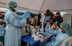 コンゴのエボラ感染1万人突破、アフリカ諸国への拡大懸念強まる