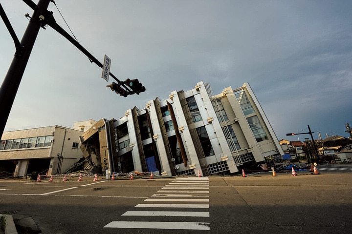 輪島市で倒壊したままの「五島屋」の7階建てビル