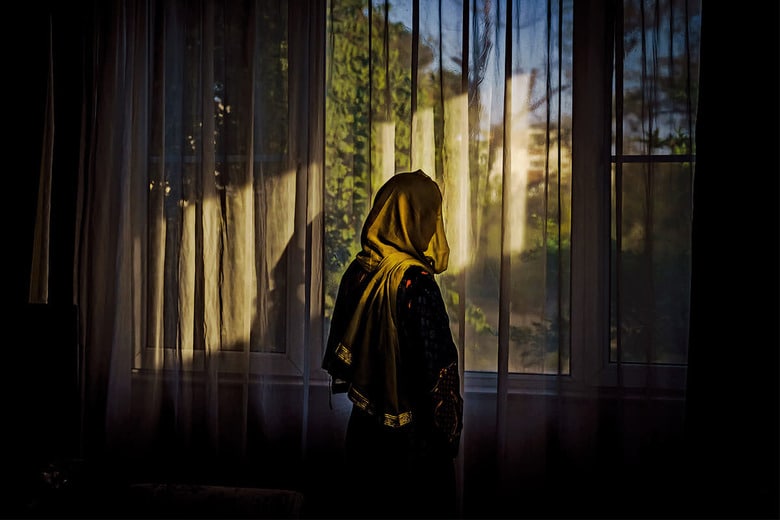 議会で働いていたこともあるワヘザ。現在は活動家としてカブールで身を隠しながら暮らしている　MARCUS YAMｰLOS ANGELES TIMES/GETTY IMAGES