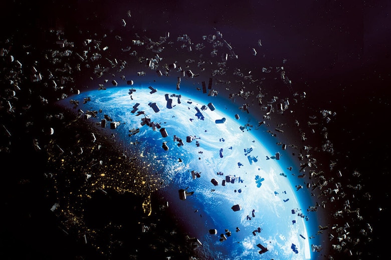 地球周回軌道には衛星やロケット打ち上げで発生した宇宙ゴミが散乱している　ILLUSTRATION BY FRAME STOCK FOOTAGE/SHUTTERSTOCK