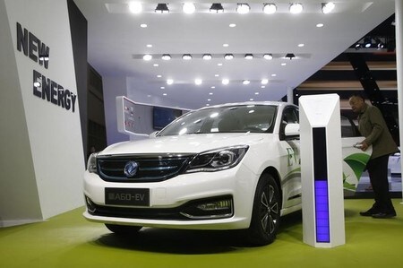 　９月２８日、中国工業情報省は、自動車メーカーに義務付ける新エネルギー車（ＮＥＶ）の販売比率について、２０１９年は各社年間販売台数の１０％に設定すると発表した。２０年は１２％に引き上げる。写真は昨年４月北京のオートショーで撮影（２０１７年　ロイター／Kim Kyung Hoon）