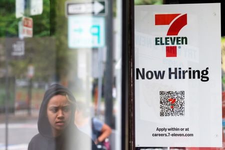 １１月１８日までの１週間の米新規失業保険申請件数は２０万９０００件と前週から２万４０００件減少した。昨年７月、マサチューセッツ州で撮影（２０２３年　ロイター/Brian Snyder）