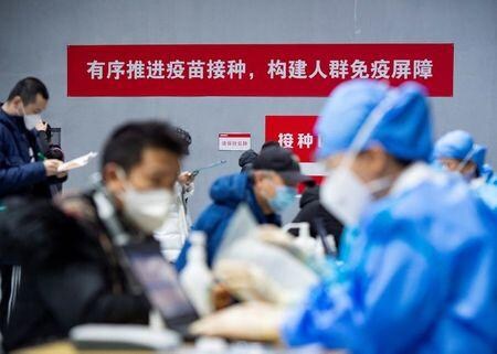 世界保健機関（ＷＨＯ）のテドロス事務局長は５日、中国が依然として新型コロナウイルス発生源を巡る国際調査団の受け入れを許可していないことに「深く失望」していると述べた。北京のワクチン登録所で３日撮影（２０２１年　ロイター）