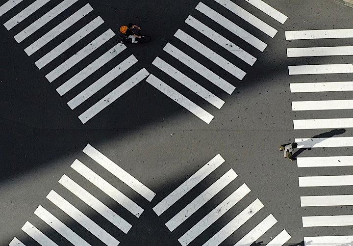 東京都は19日、都内で新たに107人の新型コロナウイルスへの感染が確認されたと発表した。写真は人気の少なくなった東京･新宿駅前（2020年　ロイター／KIM KYUNG HOON）
