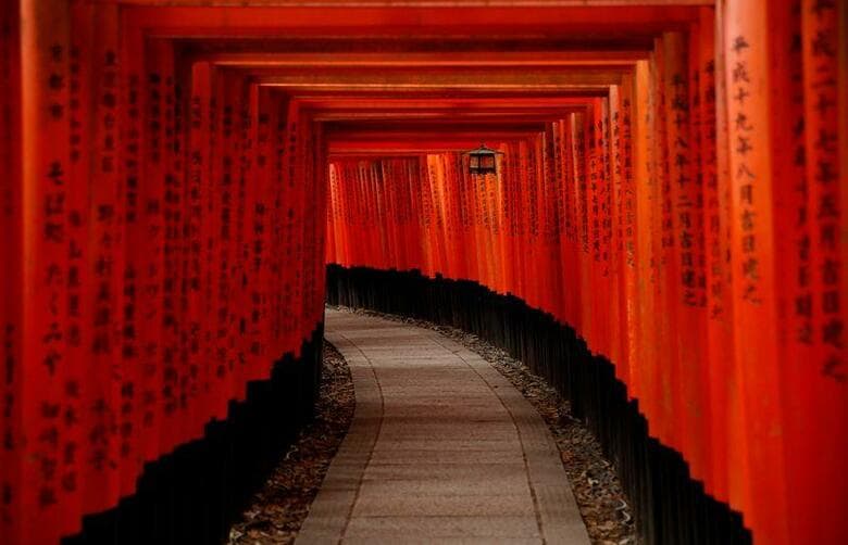 京都府の西脇隆俊知事は、新型コロナ対策本部会議後の記者会見で、政府に対して「大阪府・兵庫県と連携して緊急事態宣言の発出を要請したい」と述べた。写真は京都の伏見稲荷大社で2019年10月撮影（2021年　ロイター／Matthew Childs）