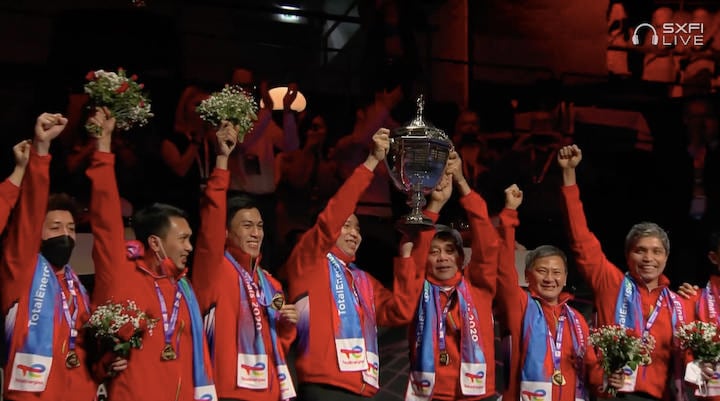 優勝杯を手にしたインドネシア選手団だが、その頭上に国旗がたなびくことはなかった──　BWF TV - YouTube