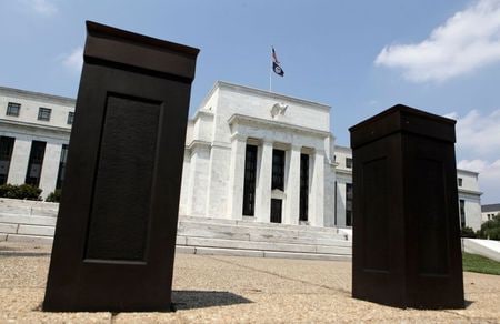 米ボストン地区連銀は２５日、新型コロナウイルス危機を受けて米連邦準備理事会（ＦＲＢ）が導入した中小企業向け「メインストリート融資制度（ＭＳＬＰ）」の年内縮小に向けた指針を公表した。ワシントンのＦＲＢ本部で２０１２年６月撮影（２０２０年　ロイター/YURI GRIPAS）