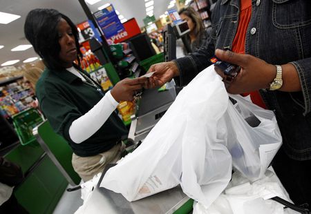 写真はスーパーの買い物客。2011年9月、シカゴで撮影。REUTERS/Jim Young