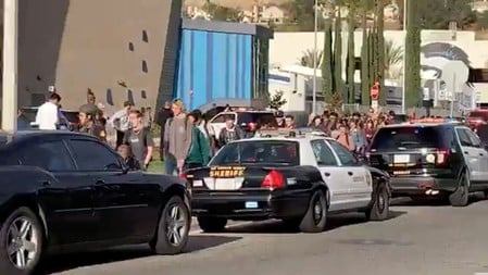 米カリフォルニア州ロサンゼルス北方にあるサンタクラリタの高校で１４日、銃乱射事件が発生した。警察当局によると、１６歳の女子生徒と１４歳の男子生徒が死亡し、少なくとも３人が負傷した。写真はソーシャルメディアの動画から（２０１９年　ロイター/KHTS RADIO）