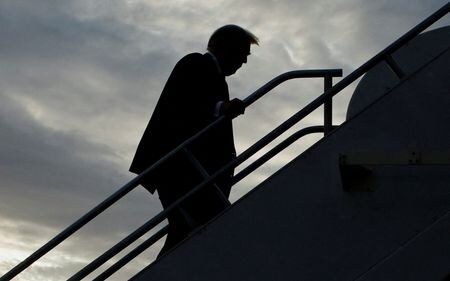４月２４日、    トランプ前米大統領が１１月の選挙で政権に返り咲く事態に備え、同盟諸国は自国の利益を守り、あるいは推進するために様々な手を打ち始めている。写真は２０２３年１０月、アイオワ州シーダーラピッズで飛行機に乗り込むトランプ氏（２０２４年　ロイター/Jonathan Ernst）