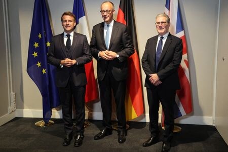 英独仏３カ国の首脳は１０日、電話会談を行い、米国と緊密に協力した上で、凍結されたロシア資産の価値をウクライナ支援に活用する方針で合意した。写真は左からマクロン仏大統領、メルツ独首相、スターマー英首相。オランダ・ハーグで６月撮影（２０２５年　ロイター/Ludovic Marin）