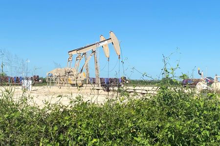 米国時間の原油先物は３％超値下がりし、半年ぶりの安値を付けた。２０２０年５月、米テキサス州で撮影（２０２３年　ロイター/Jennifer Hiller/File Photo）