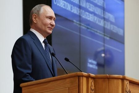 　ロシア大統領府のペスコフ報道官は２９日、ウクライナはプーチン大統領の直接交渉に向けた数々の申し出に回答しておらず、５月の３日間の停戦案に応じるか不明だと述べた。２８日にサンクトペテルブルクで代表撮影（２０２５年　ロイター）