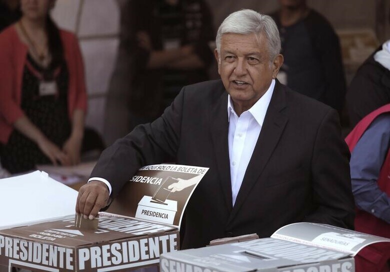 ７月１日、メキシコで現職ペニャニエト大統領の任期満了に伴う大統領選挙の投票が１日に行われた。出口調査によると、左派候補のアンドレス・マヌエル・ロペスオブラドール氏（６４）が勝利する見込みとなった。写真は投票するロペスオブラドール氏。メキシコシティで撮影（２０１８年　ロイター／Alexandre Meneghini）