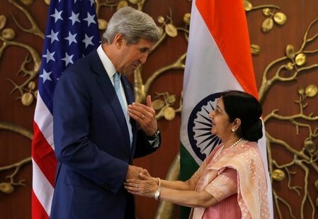 　８月３０日、インドのニューデリーで、米国とインドの外務、商務の担当閣僚による「戦略商業対話」が行われ、安保・経済関係の強化で合意した。写真は米ケリー国務長官（左）とスシュマ・スワラージ, 外務大臣（右）（２０１６年　ロイター／Adnan Abidi）
