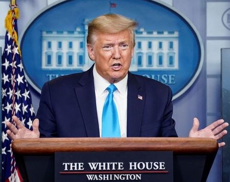 ４月７日、トランプ米大統領は、国内の新型コロナウイルス感染はおそらくピークに近づきつつあるとの見方を示した。ホワイトハウスで撮影（２０２０年　ロイター/Kevin Lamarque）