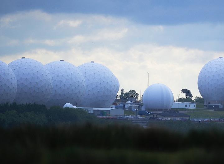 英国空軍メンウィズヒル基地の通信傍受施設　REUTERS/Nigel Roddis