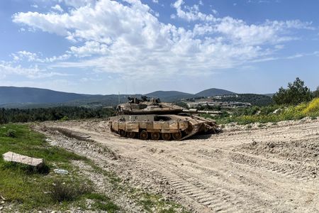 イスラエルはレバノン南部で親イラン武装組織ヒズボラに対する攻撃を拡大させており、ここ数日で５人のヒズボラ構成員が死亡した。写真は１８日、イスラエル・レバノン国境付近で撮影（２０２５年　ロイター/Avi Ohayon）