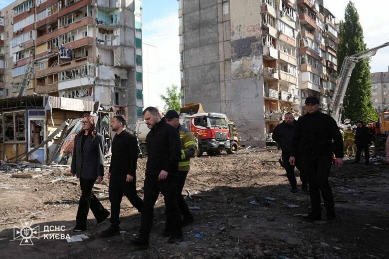 ロシアのミサイルとドローン攻撃で被害を受けたキーウの集合住宅を訪問するウクライナのゼレンスキー大統領ら。５月１５日にウクライナ国家非常事態庁が公開。REUTERS