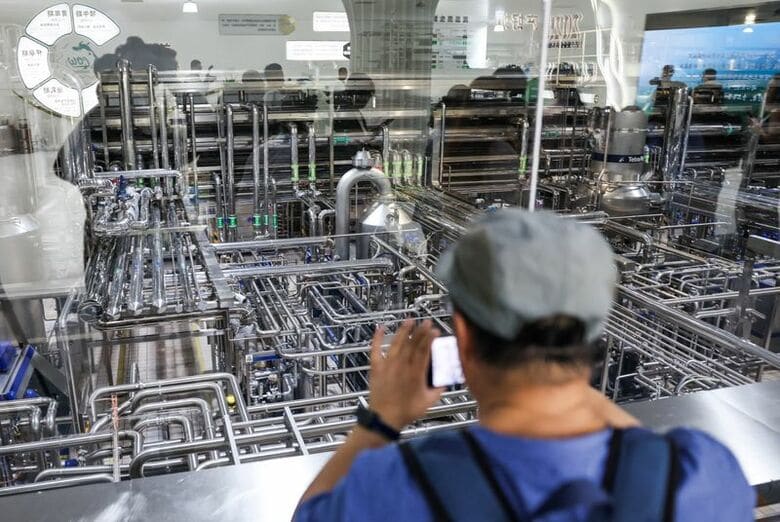 写真は中国蒙牛乳業の加工工場。2026年6月11日、内モンゴル自治区フフホト市で撮影。REUTERS/Maxim Shemetov