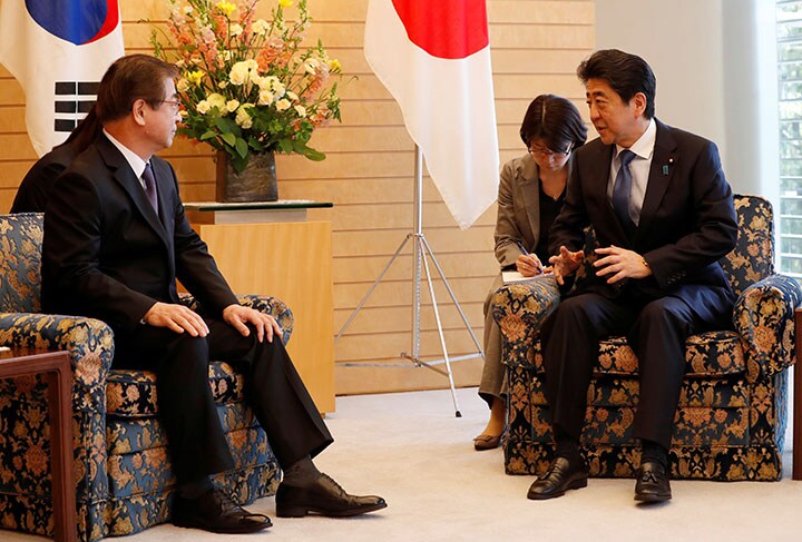 韓国・国家情報院の徐薫（ソ・フン）院長から訪朝結果の説明を受ける安倍首相　Kim Kyung Hoon-REUTERS