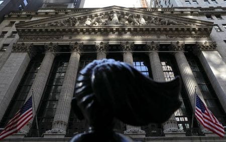 　２月１０日、金融市場運営会社の米ナスダックとニューヨーク証券取引所は、米証券取引員会（ＳＥＣ）が進める取引情報の無料公開を拡充する計画の差し止めを求めて訴訟を起こした。写真はＮＹ証取の建物。ニューヨークで１月撮影（２０２１年　ロイター／Mike Segar）